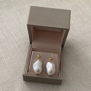 The Curated - Sally pearl earrings